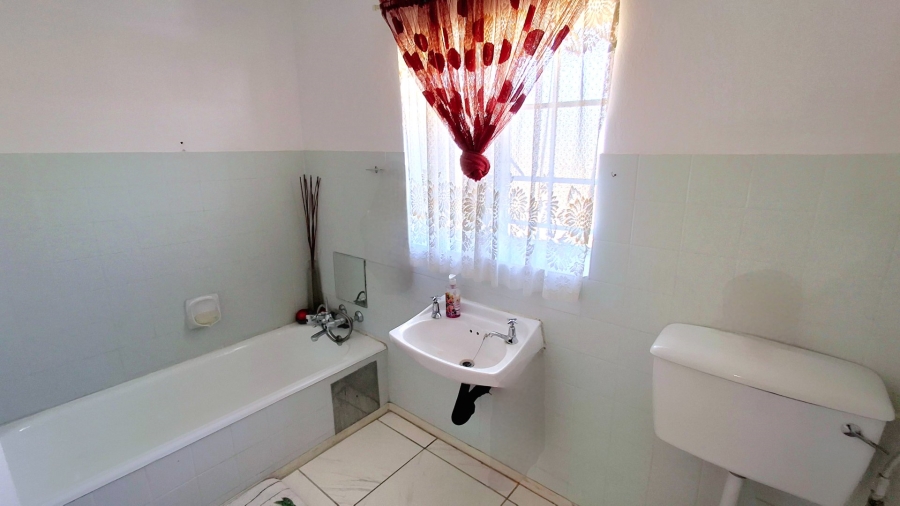 4 Bedroom Property for Sale in Roodia Free State
